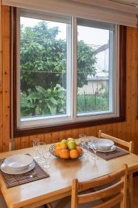 Una mesa de madera con un bol de fruta encima. en Holiday Home Vigo Currás Street, en Vigo