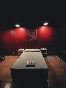 a bedroom with a bed in a red wall at Light Motel in Guarulhos