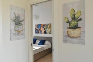 una habitación con dos macetas en la pared en Casa Nettuno Favignana, en Favignana