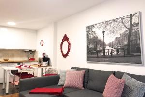 sala de estar con sofá y cocina en Ruby Home, en Santiago de Compostela