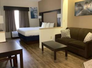 una habitación de hotel con una cama y un sofá en Best Western Plus Madison, en Madison 21 fotos más