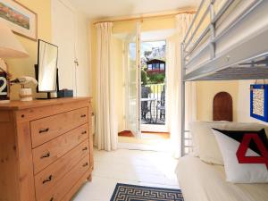 ein Schlafzimmer mit einem Bett, einer Kommode und einem Fenster in der Unterkunft Aune Cottage in Salcombe