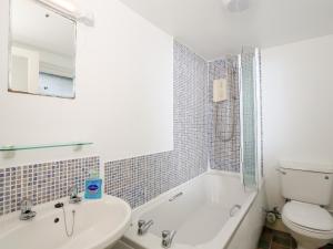 ein Badezimmer mit Waschbecken, Toilette und Badewanne in der Unterkunft Aune Cottage in Salcombe + 16 Fotos