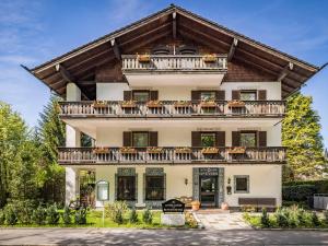 an exterior view of a house with a balcony at Hotel Am Rupertuspark in Bad Reichenhall
