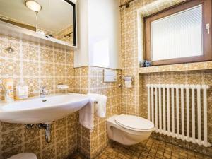 A bathroom at Hotel Am Rupertuspark