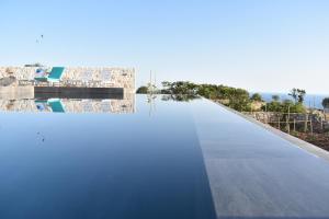vista para uma piscina a partir do topo de um edifício em Dreamcatcher villa: Infinity pool, Sunset, Seaview em Agios Leon