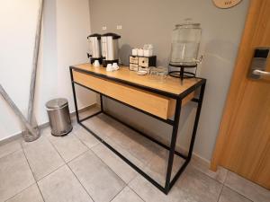 Příslušenství pro přípravu čaje a kávy v ubytování 1460 Luxury Room KAIA - Best Place in Quito