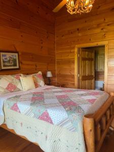 En eller flere senger på et rom på Grandview Experience Lodge