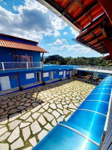 uma vista do telhado de um edifício com piscina em Pousada Trilha do Sol em Pirenópolis