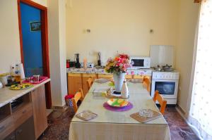 A kitchen or kitchenette at Vai Rent Rooms