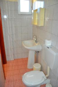 A bathroom at Vai Rent Rooms