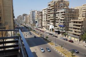 カイロにあるNewly built modern 3 bedroom apartment- Nasr City in CAIRO, EGYPTの車道の街並み