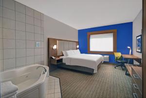 Postel nebo postele na pokoji v ubytování Holiday Inn Express Adrian by IHG + 33 fotografií