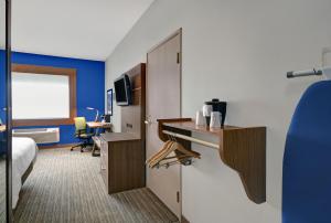 TV a/nebo společenská místnost v ubytování Holiday Inn Express Adrian by IHG