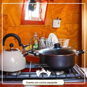 estufa con olla y tetera en Domos El Llano, en Putaendo