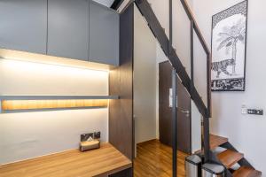 eine Treppe in einem Haus mit Holzböden in der Unterkunft Heritage Collection on Seah - A Digital Hotel in Singapur