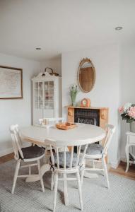 Hazel's في يستون: غرفة طعام بيضاء مع طاولة بيضاء وكراسي