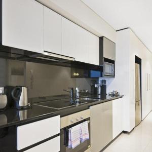 A kitchen or kitchenette at Astra Apartments Perth - Zenith