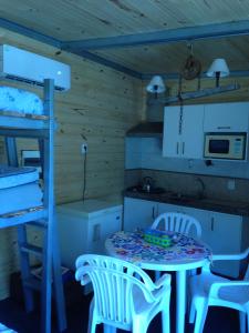 a kitchen with a table and chairs and a bunk bed at VI-BE-MA in San Gregorio de Polanco