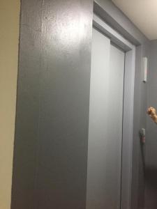 eine graue Wand mit einer Tür in einem Zimmer in der Unterkunft Hermoso Apartaestudio en Sabaneta. in Sabaneta