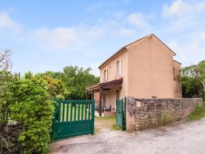 una casa con una puerta verde y una pared de piedra en Villa Coste Belle in the heart of nature, en Vers Pont du Gard