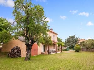 una casa con un árbol en el patio en Villa Coste Belle in the heart of nature, en Vers Pont du Gard