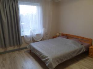 Postel nebo postele na pokoji v ubytování Ēmužas