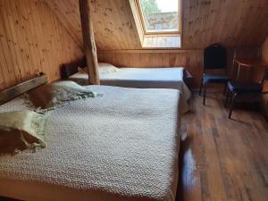 מיטה או מיטות בחדר ב-Lauku Mājas Ēmužas