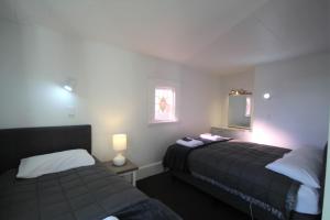 מיטה או מיטות בחדר ב-Beach Lodge Motels