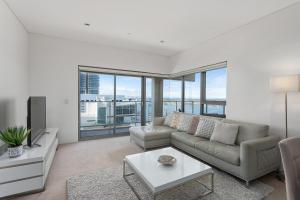 Astra Apartments Perth CBD tesisinde bir oturma alanı