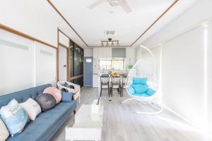 白濱的住宿－West Coast Villa Shirahama，客厅配有蓝色的沙发和椅子