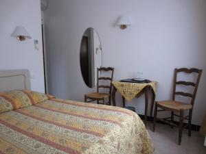 Gulta vai gultas numurā naktsmītnē Hotel Belle Vue