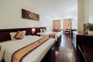 Postel nebo postele na pokoji v ubytování White Palace Thai Binh Hotel + 37 fotografií