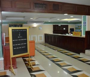 una sala de espera con un mostrador y una señal en Maicao Internacional en Maicao