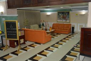 una sala de estar con 2 sofás naranjas y una mesa. en Maicao Internacional en Maicao