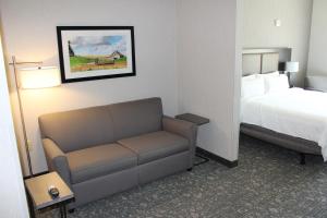 Postel nebo postele na pokoji v ubytování Holiday Inn Express & Suites Cheney by IHG