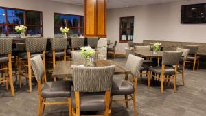 Holiday Inn Express & Suites Cheney, an IHG Hotel tesisinde bir restoran veya yemek mekanı
