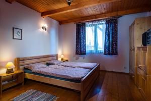 - une chambre avec un lit et une grande fenêtre dans l'établissement Chalupa Zubrik Telgárt, à Telgárt
