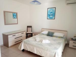 ein Schlafzimmer mit einem Bett, einem Schreibtisch und einem Stuhl in der Unterkunft Apartment Luna Tribunj in Tribunj