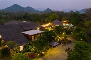 Luftaufnahme eines Hauses mit Bergen im Hintergrund in der Unterkunft Rain Tree Khao Yai Hotel in Phayayen