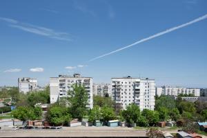 una vista de una ciudad con altos edificios blancos en Two level apartment for 5 en Illichivsʼk