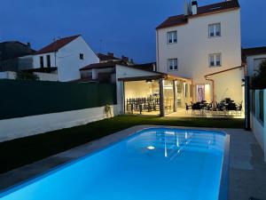 una piscina en el patio trasero de una casa en Pension San Anton, en Melide