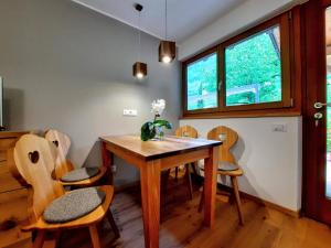 una sala da pranzo con tavolo e sedie in legno di Moserhof a Marlengo