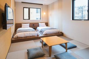En eller flere senger på et rom på M's Hotel Gojo Naginatagiri