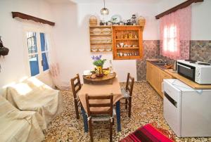 Η κουζίνα ή μικρή κουζίνα στο Petroula Apartments +35 φωτογραφίες