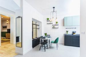 Dapur atau dapur kecil di Niebieski apartament Teatralna