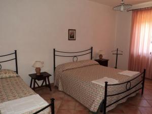 1 Schlafzimmer mit 2 Betten, 2 Lampen und einem Fenster in der Unterkunft Agriturismo Poggio Torreano in Farnese