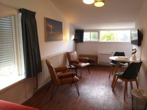 a living room with chairs and a table at Bed and Breakfast Oosterpark in Harlingen