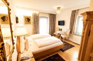 una camera d'albergo con un letto e una scrivania di Hotel Helga a Seefeld in Tirol