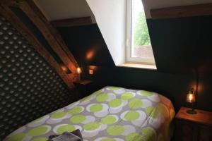 Säng eller sängar i ett rum på La Terrasse du Chevalier d'Eon - Loft à TONNERRE